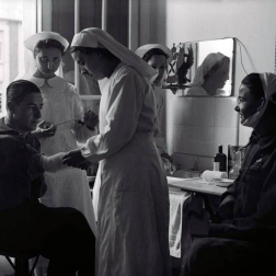 El Ayuntamiento de Pamplona inauguró la muestra en Condestable con fotografías que visibilizan la contribución de las mujeres para mantener en pie la sociedad.