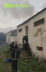 Fotos del incendio de material abandonado en una nave en la avenida del Instituto.