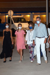 El Rey Felipe VI, la Reina Letizia, la princesa Leonor y la reina Emerita, Doña Sofía disfrutando de una cena familiar en Mallorca.