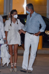 El Rey Felipe VI, la Reina Letizia, la princesa Leonor y la reina Emerita, Doña Sofía disfrutando de una cena familiar en Mallorca.