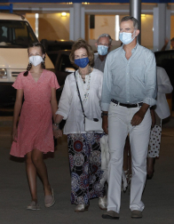 El Rey Felipe VI, la Reina Letizia, la princesa Leonor y la reina Emerita, Doña Sofía disfrutando de una cena familiar en Mallorca.