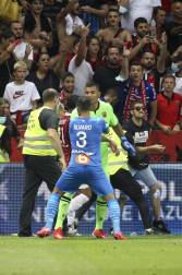 Hinchas del Niza saltan al campo para agredir a los jugadores del Marsella