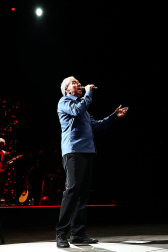 Imagen del concierto de José Luis Perales en Pamplona este sábado.