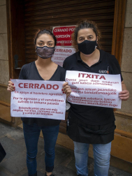 Los bares de diferentes calles del Casco Antiguo de Pamplona han cerrado este jueves como protesta por los últimos incidentes y muchas calles han quedado vacías sin las habituales aglomeraciones de los Juevintxos