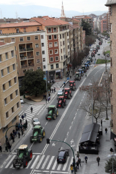 Protesta de los agricultores y ganaderos con sus tractores en Pamplona