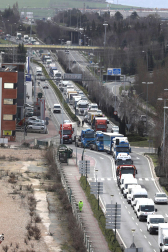 Caravana de camiones, en la entrada sur de Pamplona