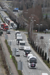 Caravana de camiones, en la entrada sur de Pamplona