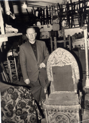 Encargado de guardarropía del Teatro Gayarre, Rafael Zalacáin en 1963