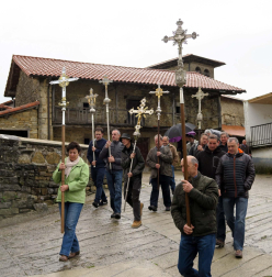 Salida de las cruces en la romería a San Salvador de Itsaso