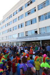 Bomberos de Navarra y escolares del Colegio Sagrado Corazón visitan a  niños hospitalizados en el edificio de maternidad