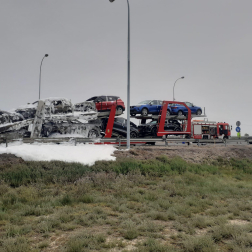 Incendio de un portacoches en Tudela