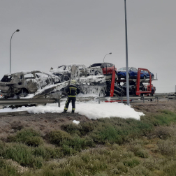 Incendio de un portacoches en Tudela