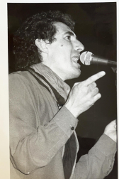 Miguel Ríos, en el escenario de la Plaza de Toros en 1982