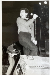 Miguel Ríos, en el escenario de la Plaza de Toros en 1982