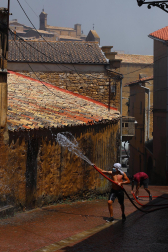 Fotos de los incendios activos en Navarra. El fuego en las cercanías de San Martín de Unx ha provocado el desalojo de la localidad.