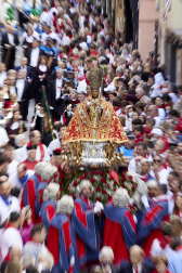 Miles de personas se han dado cita en el Casco Antiguo de Pamplona para presenciar la procesión en honor a San Fermín.