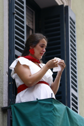 Miles de personas se han dado cita en el Casco Antiguo de Pamplona para presenciar la procesión en honor a San Fermín.