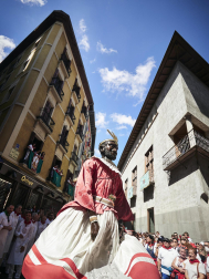 Procesión en honor a San Fermín por las calles del Casco Antiguo de Pamplona el 7 de julio de 2022.