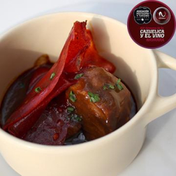 CAFÉ IRUÑA. Carrillera de cerdo al vino tinto con velo de pimiento de cristal