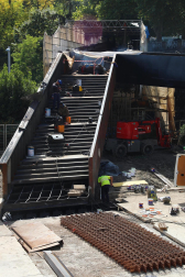Trabajos en el interior de la pasarela del Labrit de Pamplona