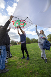Fotos de la 8º edición del Certamen-Exhibición Solidaria de Vuelo de Cometas organizado por Asociación Navarra contra la Fibrosis Quística (FQ Navarra)