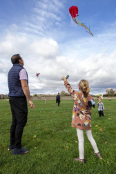Fotos de la 8º edición del Certamen-Exhibición Solidaria de Vuelo de Cometas organizado por Asociación Navarra contra la Fibrosis Quística (FQ Navarra)