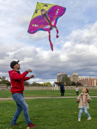Fotos de la 8º edición del Certamen-Exhibición Solidaria de Vuelo de Cometas organizado por Asociación Navarra contra la Fibrosis Quística (FQ Navarra)