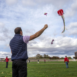 Fotos de la 8º edición del Certamen-Exhibición Solidaria de Vuelo de Cometas organizado por Asociación Navarra contra la Fibrosis Quística (FQ Navarra)