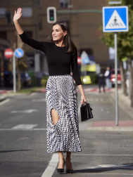 Foto de la reina Letizia durante su visita a Tudela para participar en un homenaje a Pilar Miró en el marco del Festival Ópera Prima.
