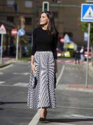 Foto de la reina Letizia durante su visita a Tudela para participar en un homenaje a Pilar Miró en el marco del Festival Ópera Prima.