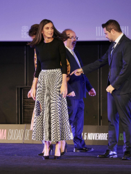 Foto de la reina Letizia durante su visita a Tudela para participar en un homenaje a Pilar Miró en el marco del Festival Ópera Prima.