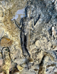 Fotos del hallazgo de 24 estatuas romanas y etruscas en las termas San Casciano dei Bagni, en Siena. /