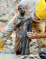 Fotos del hallazgo de 24 estatuas romanas y etruscas en las termas San Casciano dei Bagni, en Siena. /