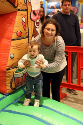 Fotos de la entrega de regalos a los niños ucranianos refugiados en Pamplona