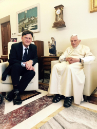 Foto cedida por el periodista, escritor y biógrafo del Papa Benedicto XVI, Peter Seewald, durante uno de sus encuentros.