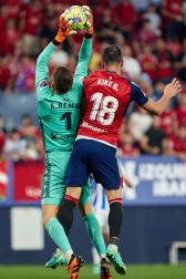 Fotos del partido Osasuna-Real Sociedad y del homenaje a la plantilla de 2005./