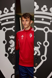 Los jugadores del C.A. Osasuna atienden este jueves, 4 de mayo, a los medios de comunicación durante el 'Media Day' del club en el estadio de El Sadar