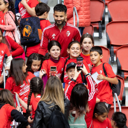 Fotos del entrenamiento de Osasuna en El Sadar ante 4.000 escolares de ‘Aula Rojilla’.
