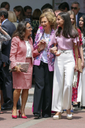 Fotos de la salida de los miembros de la familia real tras la confirmación de la infanta Sofía en la iglesia de la Asunción de Nuestra Señora, en el distrito madrileño de Aravaca.