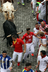 Primer encierro de San Fermín en el tramo del exterior de la Plaza de Toros