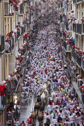 Primer encierro de San Fermín en el tramo de la curva de Mercaderes
