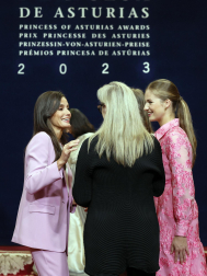 Los Reyes, Felipe y Letizia, la princesa de Asturias, Leonor, y la infanta Sofía han recibido este viernes en audiencia en el Hotel de la Reconquista de Oviedo a los patronos y miembros de la Fundación Princesa de Asturias, así como a los galardonados en esta edición.