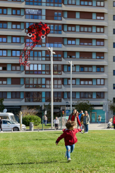 IX Certamen- Exhibición Solidaria de Vuelo de Cometas en la estación de autobuses de Pamplona