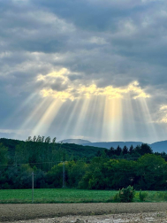 La luz se abre paso entre las nubes. /