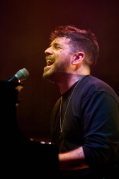 Fotos del concierto de Pablo López en el Navarra Arena. /