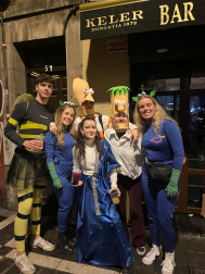 Fotos de los disfraces de la Nochevieja 2023 en Pamplona./