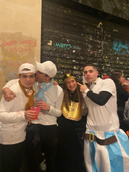 Fotos de los disfraces de la Nochevieja 2023 en Pamplona./