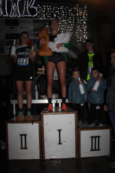 GRAN AMBIENTE EN SANTESTEBAN: Más de 200 corredores  (60 niños en la primera carrera y 155 en la de adultos)  tomaron parte en la XVI San Silvestre de Santesteban-Doneztebe, organizada por el Erreka y que colaboró con la Asociación Pequeña Guerrera, y que contó con numeroso público en las calles de la parte vieja de la localidad. En chicas Saioa San Miguel volvió a demostrar que está a un grandísimo nivel, subiéndose a lo más alto del podio. La también doneztebarra Amaia Jorajuria y Mireia Ostiz fueron segunda y tercera respectivamente. En chicos ganó con superioridad  Joseba Elizagoien, de Narbarte. La gran sorpresa la dio el local Borja Arregi, completando un tremenda prueba, y tercero fue el joven de Beintza- Labaien Beñat Albisu./