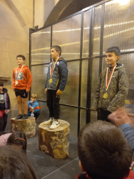Sangüesa celebró el décimo aniversario de su San Silvestre con cientos de deportistas en las distintas carreras. La cita absoluta, con Diego Miguelena y  Andrea Martínez como vencedores, se disputó sobre 4,5 km. Antes hubo carreras para los más pequeños./
