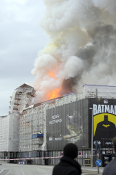 Fotos del incendio de la antigua bolsa de Copenhague. /